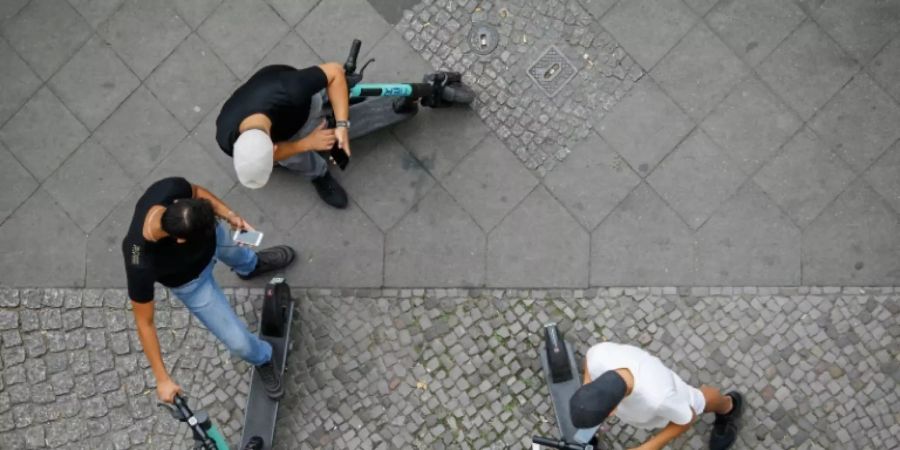 Nutzer entsperren Leihroller per Smartphone in Berlin