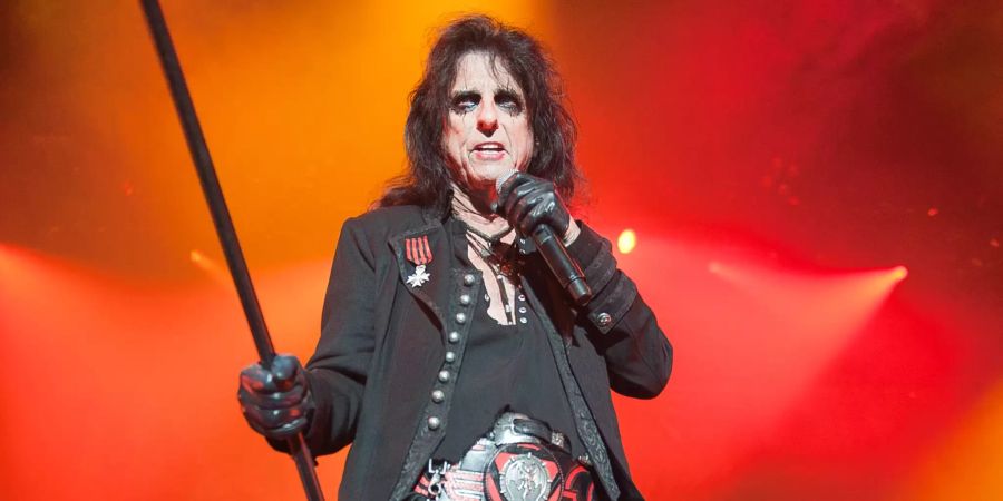 Alice Cooper, US-Schock-Rocker, singt und gestikuliert mit einem Gehstock bei einem Auftritt.