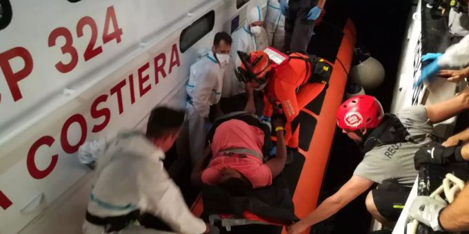 Eine hochschwangere Migrantin wurde von einem spanischen Rettungsschiff in Sicherheit gebracht. Schwangere Migrantin