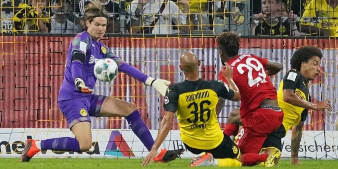 Dortmund-Goalie Marwin Hitz hält gegen Kingsley Coman stark. BVB