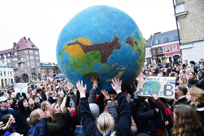 Schüler nehmen an einer «Fridays for Future»-Klimademonstration teil und schubsen einen übergrossen Erdball umher. greta thunberg
