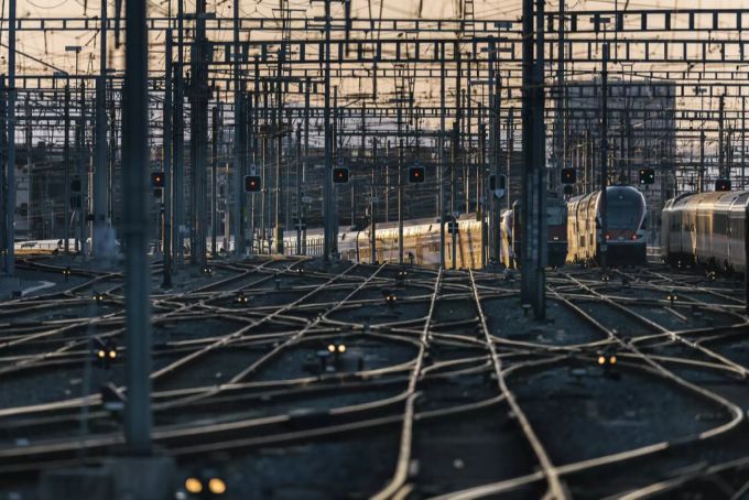 Gleisfeld mit Signalen, Fahrleitungen, Weichen und ein Personenzug der SBB Hauptbahnhof Zürich. Bahnhof Zürich