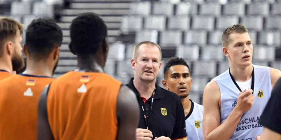 Bundestrainer Henrik Rödl (M.) mit den deutschen Nationalspielern in Trier. Foto: Harald Tittel