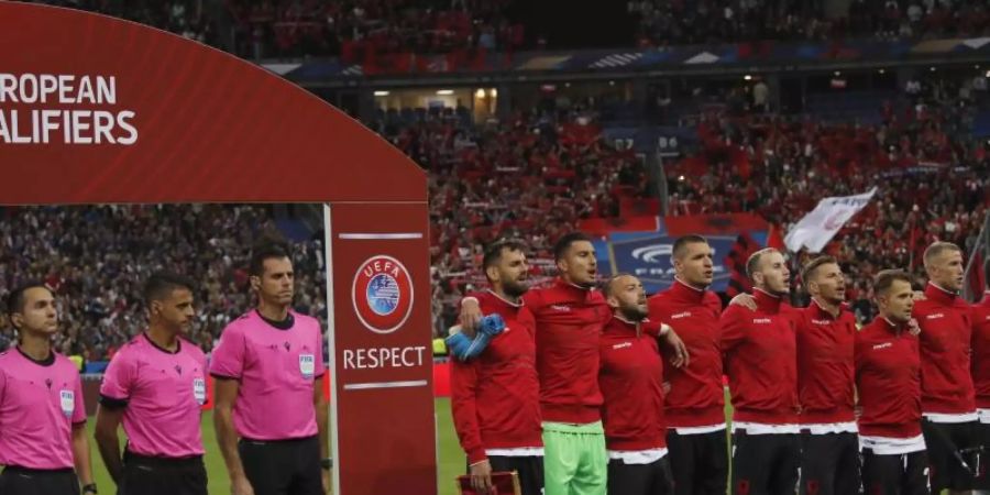 Die albanische Nationalmannschaft musste etwas warten, bis sie die richtige Hymne singen durfte. Foto: Christophe Ena/AP