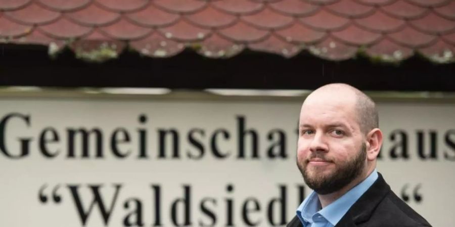 Stefan Jagsch (NPD), Ortsvorsteher von Altenstadt-Waldsiedlung, vor dem Gemeinschaftshaus des Ortsteils. Foto: Andreas Arnold