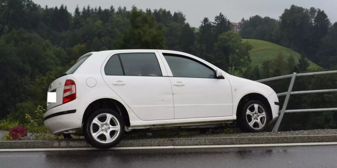 Selbstunfall mit einem Personenwagen. Selbstunfall mit einem Personenwagen.