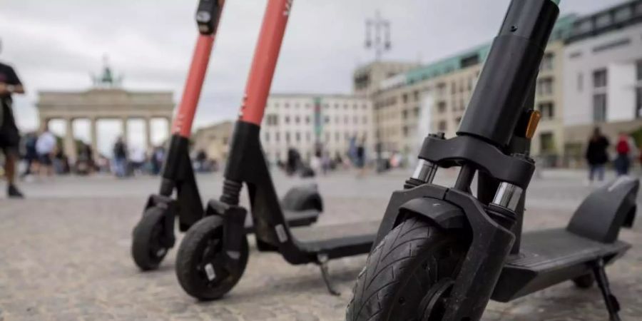 Kommunen und Anbieter wollen für E-Scooter eine Funktion, die die Geschwindigkeit automatisch drosseln kann, sobald man damit in bestimmte Bereiche fährt. Foto: Christoph Soeder