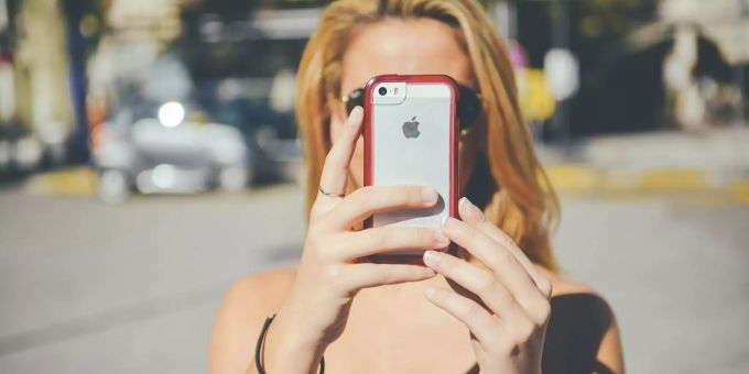 Eine Frau benutzt ihr Handy. smartphones movimento 5 stelle