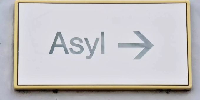 Ein Schild mit der Aufschrift «Asyl». Foto: Uli Deck/Archiv Ein Schild mit der Aufschrift «Asyl». Foto: Uli Deck/Archiv