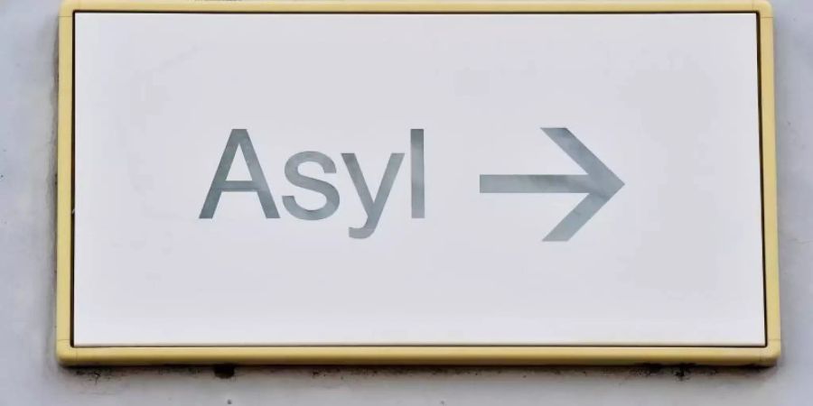 Ein Schild mit der Aufschrift «Asyl». Foto: Uli Deck/Archiv