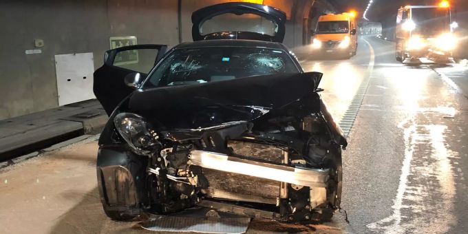 Das Auto erlitt einen Totalschaden. Unfall A5 Ligerztunnel