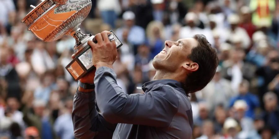 Rafael Nadal stemmt nach seinem 12. French-Open-Triumph den Pokal in die Höhe.