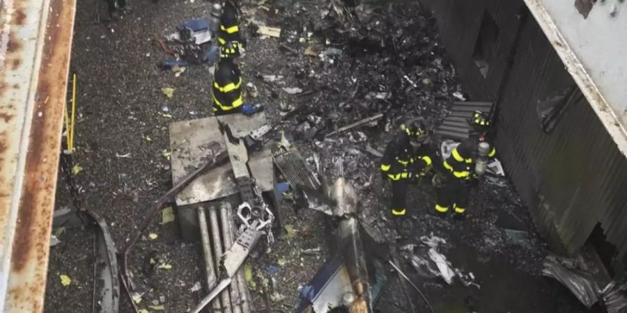 Im Zentrum Manhattans war ein Helikopter mit hoher Geschwindigkeit auf das Dach eines Hochhauses gestürzt. Der Pilot kam dabei ums Leben. Foto. New York City Fire Department/AP Foto: ---