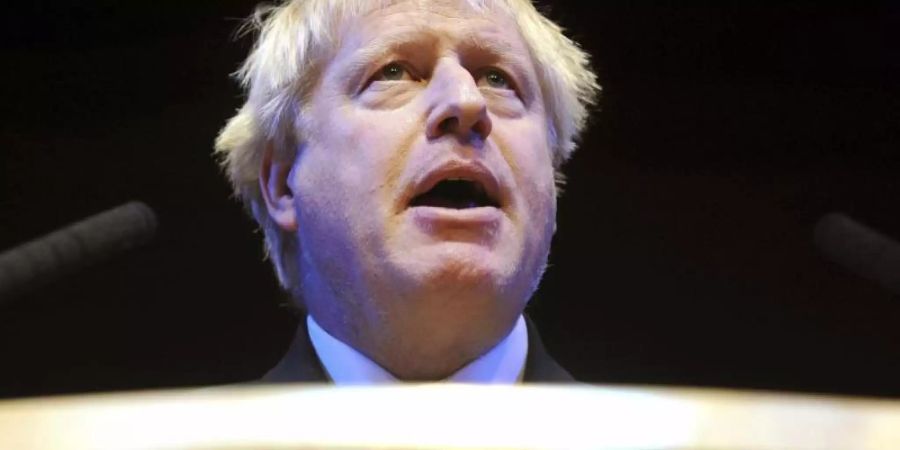 Er ist wieder da: Nachdem Boris Johnson sich in den vergangenen Wochen zurückgehalten hatte, scheint er im Rennen um das Amt des Premierministers zur Höchstform aufzulaufen. Foto: Rui Vieira/AP