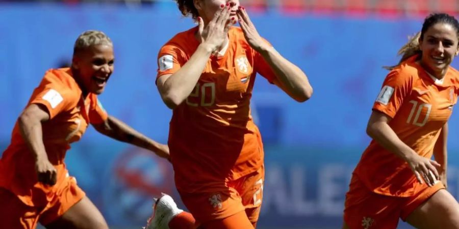 Die Niederländerin Dominique Bloodworth (M) jubelt mit Kolleginnen, nachdem sie das Tor zum 2:0 erzielt hat. Foto: M. Spingler/AP/dpa