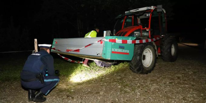 Tödlicher Unfall - Traktor überrollt in Süddeutschland zwei Kinder