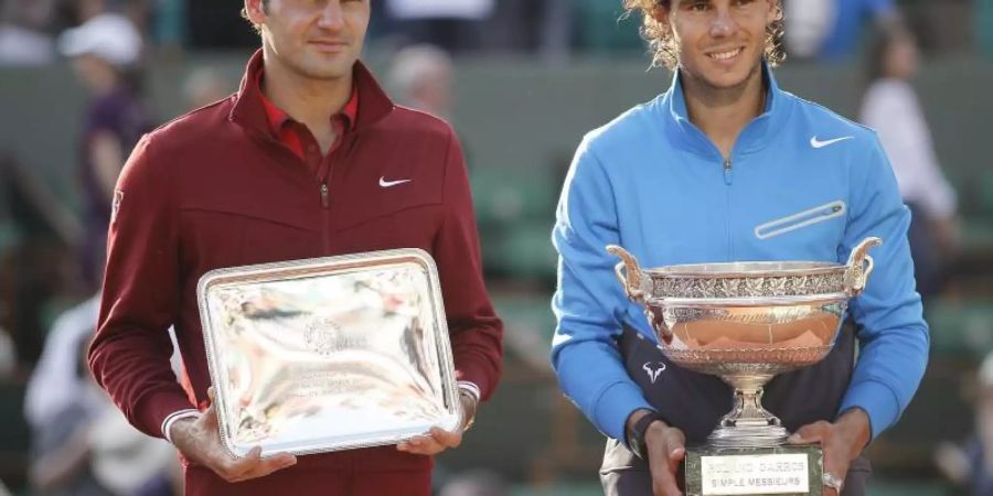 Im Jahr 2011 sicherte sich Rafael Nadal (l) gegen Roger Federer den Siegerpokal in Paris. Foto: Ian Langsdon/EPA