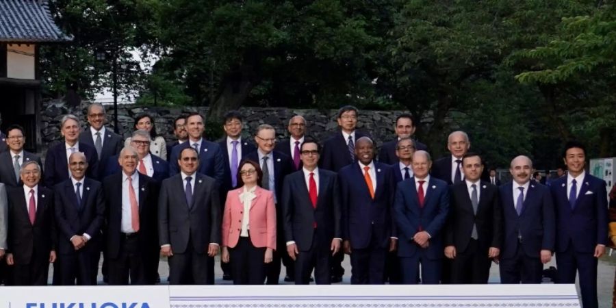 Olaf Scholz (vorne, 4.v.r.) in Japan