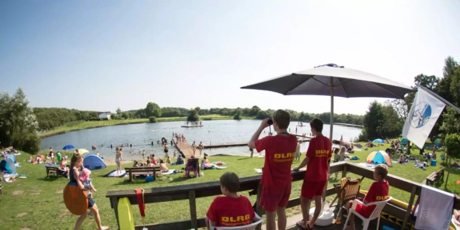 Rettungsschwimmer an einem Badesee