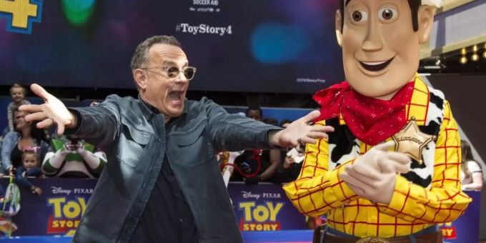 Tom Hanks (l) neben Woody auf dem Roten Teppich bei der Premiere des Films "Toy Story 4" in London. Foto: Joel C Ryan/Invision Tom Hanks (l) neben Woody auf dem Roten Teppich bei der Premiere des Films "Toy Story 4" in London. Foto: Joel C Ryan/Invision