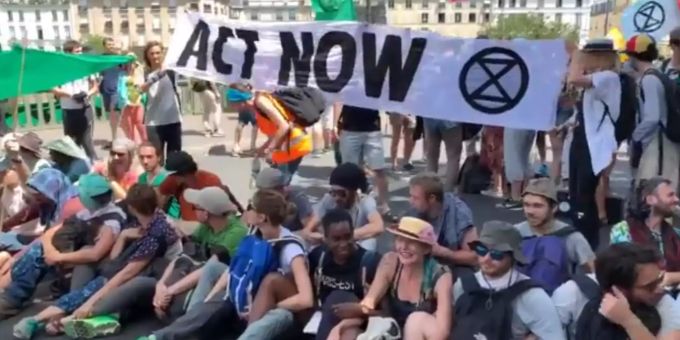 Franzosen entrüstet - Mit Tränengas gegen Klimaaktivisten in Paris