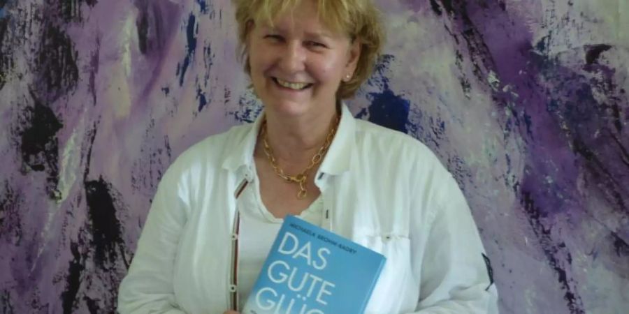 Michaela Brohm-Badry, Glücksforscherin und Autorin, präsentiert in ihrem Büro ihr neues Buch «Das gute Glück». Foto: Birgit Reichert