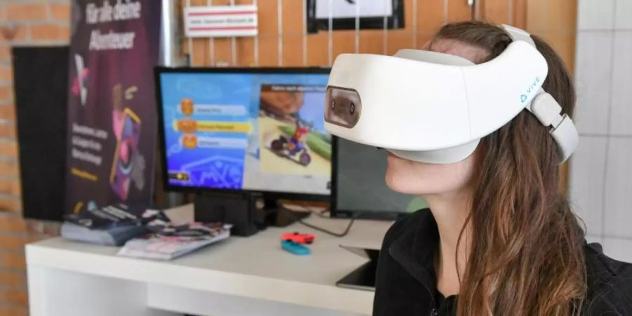 Gaming ist unter Männern und Frauen nahezu gleichermassen beliebt, doch die meisten Frauen fühlen sich laut einer Umfrage des Digitalverbands Bitkom diskreditiert. Foto: Jens Kalaene/dpa
