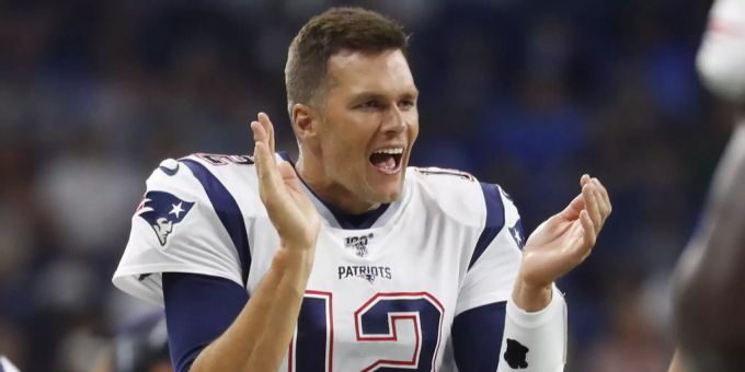 Tom Brady applaudiert nach einem Touchdown gegen die Detroit Lions während einem Spiel in der Preseason. Tom Brady NFL Patriots