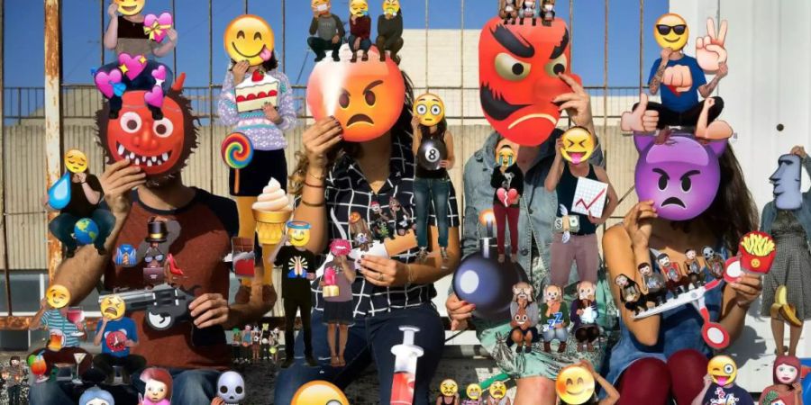 In einer internationalen Gruppenausstellung beschäftigt sich das Aargauer Kunsthaus mit dem Thema Maske in der Kunst der Gegenwart. Zu sehen ist unter anderem das Fotowerk «Emojis» von Olaf Breuning.