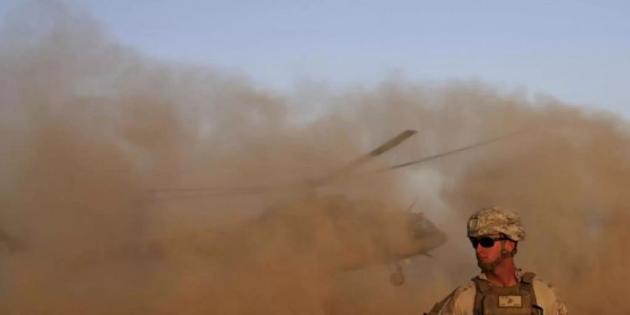 Ein US-Marinesoldat nimmt am Militärstützpunkt Shorab in der Provinz Helmand an einem Manöver mit der afghanischen Armee teil. Foto: Massoud Hossaini/AP
