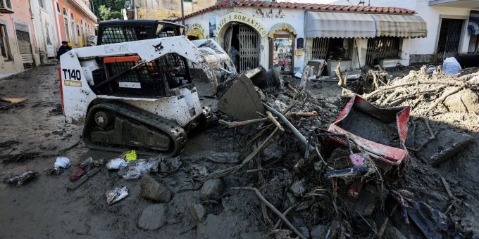 Ein Arbeiter räumt mit einem Bagger eine Strasse frei. Alessandro Garofalo/LaPresse via ZUMA Press/dpa Ischia