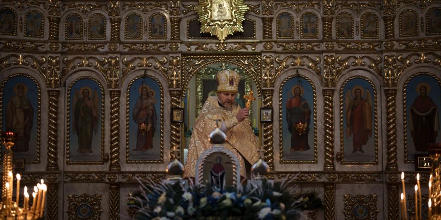 Ein ukrainischer Priester während einer Weihnachtsmesse in einer orthodoxen Kirche in Bobrytsia.