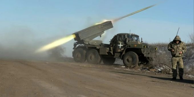 Raketenwerfer des ukrainischen Militärs bei Soledar. Ukraine Krieg