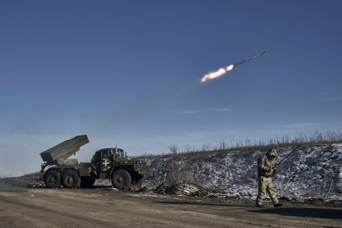 Ein ukrainischer Soldat feuert einen Sprengkörper nahe der Front in Soledar ab Ukraine-Krieg