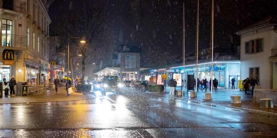 Abendstimmung und Schneefall am Bahnhof in Uster. - Stadt Uster