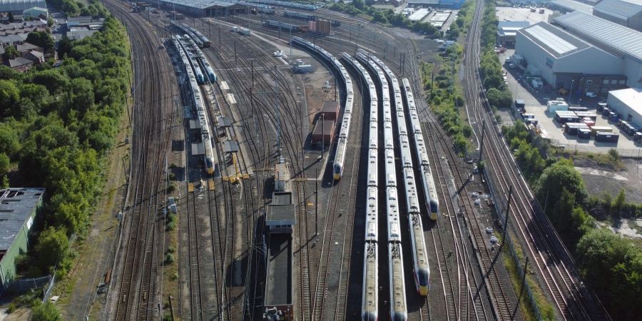 Züge stehen auf dem Abstellgleis im Heaton Depot: Die Bahnbeschäftigten der Gewerkschaft Rail, Maritime and Transport (RMT) drohen mit Streiks wollen über die Festtage.