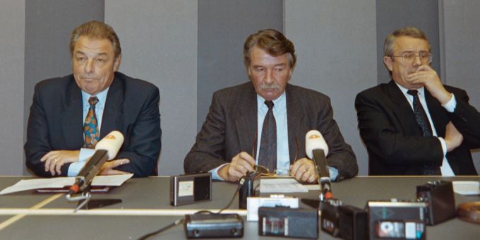 Die Bundesräte Jean-Pascal Delamuraz, Rene Felber und Arnold Koller, v.l.n.r., kommentieren die verlorene Abstimmung nach dem Nein zum EWR, am 6. Dezember 1992. Bundesrat Felber Delamuraz Villiger