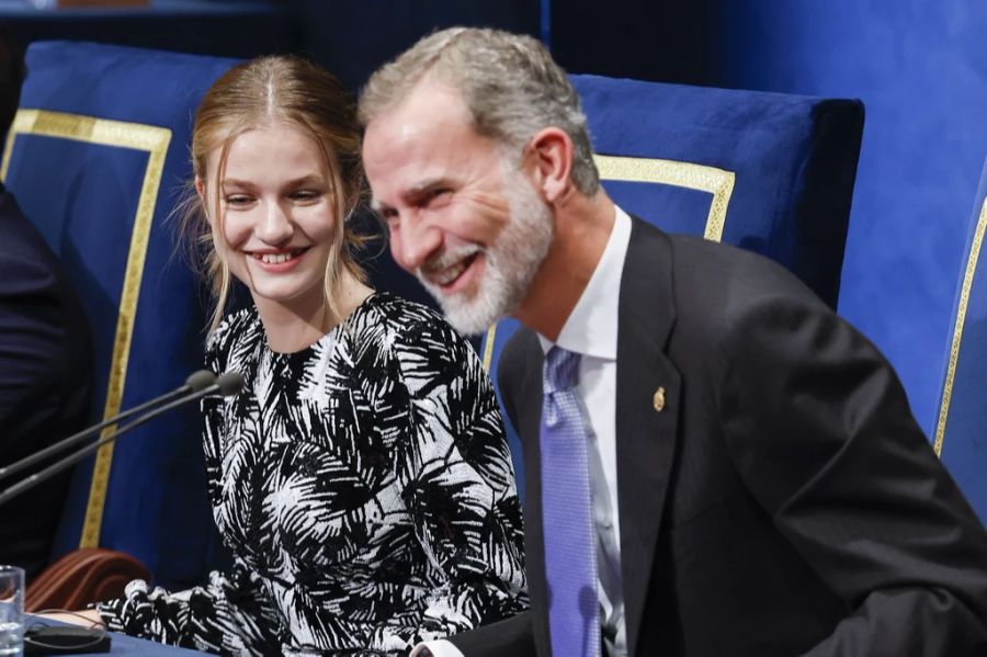 Prinzessin Leonor mit ihrem Papa König Felipe.