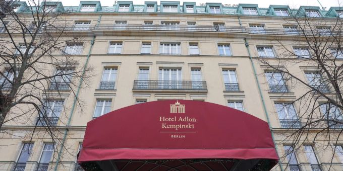 Blick auf den Eingang des Hotels Adlon in Berlin. Das Verwaltungsgericht Berlin verhandelt über mögliche Ansprüche der Adlon-Erben auf Rückübertragung. Blick auf den Eingang des Hotels Adlon in Berlin. Das Verwaltungsgericht Berlin verhandelt über mögliche Ansprüche der Adlon-Erben auf Rückübertragung.