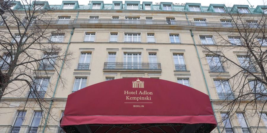 Blick auf den Eingang des Hotels Adlon in Berlin. Das Verwaltungsgericht Berlin verhandelt über mögliche Ansprüche der Adlon-Erben auf Rückübertragung.