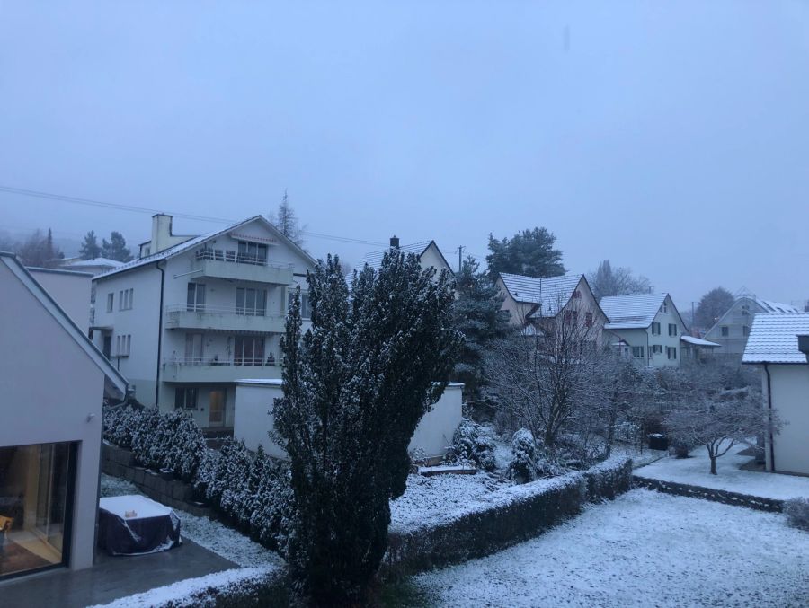 In Urdorf ZH liegt am Freitagmorgen ebenfalls Schnee.