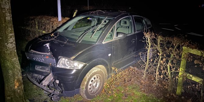 Wettingen: Lenker kollidiert mit Baum