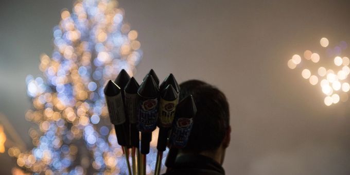 Kleine Raketen und Batteriefeuerwerk der Kategorien F1 und F2 sind in Deutschland an Silvester nach dem Sprengstoffgesetz erlaubt. Kleine Raketen und Batteriefeuerwerk der Kategorien F1 und F2 sind in Deutschland an Silvester nach dem Sprengstoffgesetz erlaubt.