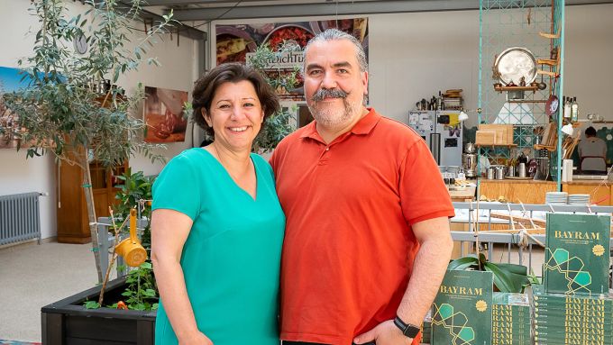 Orhan und Orkide Tançgil betreiben den Blog «Koch Dich Türkisch». Frau Mann Restaurant Paar türkisch