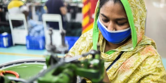 Die Näherin Ruma ist eine von drei Millionen Arbeiterinnen und Arbeitern in Bandgladeschs Textilindustrie. Die Näherin Ruma ist eine von drei Millionen Arbeiterinnen und Arbeitern in Bandgladeschs Textilindustrie.