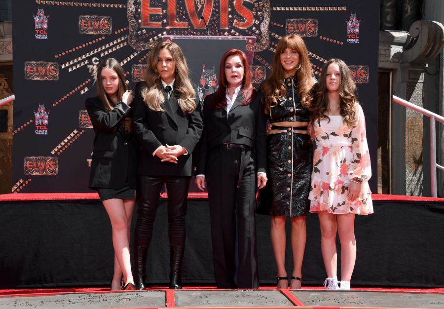 Von links: Harper Lockwood, Lisa Marie Presley, Priscilla Presley, Riley Keough, und Finley Lockwood.