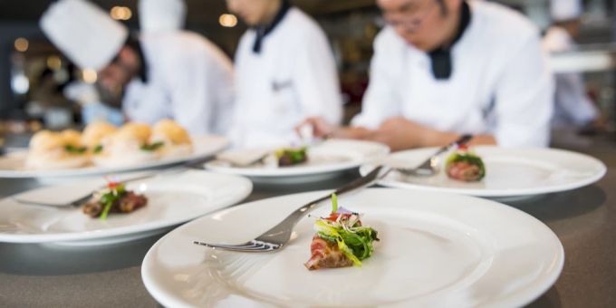 Die diesjährigen Lohnverhandlungen der Gewerkschaften und Berufsverbände standen im Zeichen des Teuerungsausgleichs: Im Bereich des Gastgewerbes spricht «Travail.Suisse» von einem «positiven Ergebnis». (Symbolbild) Lohnrunde 2023