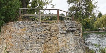 Sandsteinmauerwerk am Seeufer