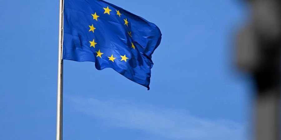 Die Flagge der EU weht auf dem Reichstag im Wind.