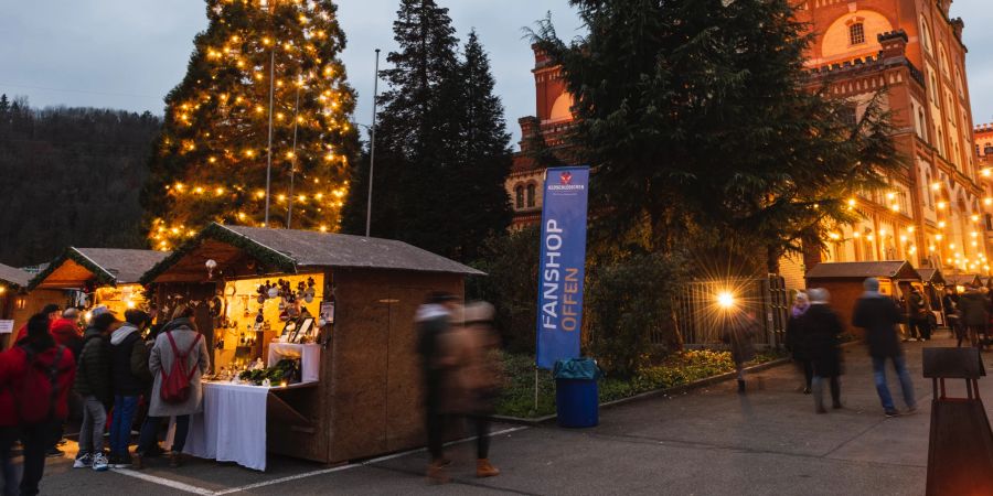 Der Weihnachtsmarkt vor dem Rathaus in Rheinfelden. - Kanton Aargau